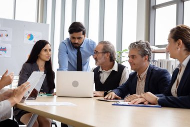 Çok ırklı iş adamlarından oluşan bir grup, işi ilerletmek için beyin fırtınası yapmak üzere bir araya geldi..