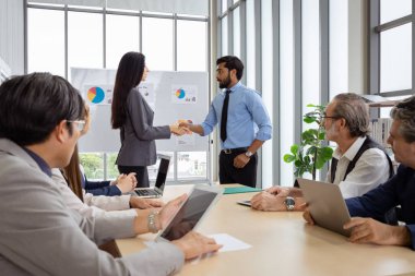 Çok ırklı iş adamlarından oluşan bir grup, işi ilerletmek için beyin fırtınası yapmak üzere bir araya geldi..