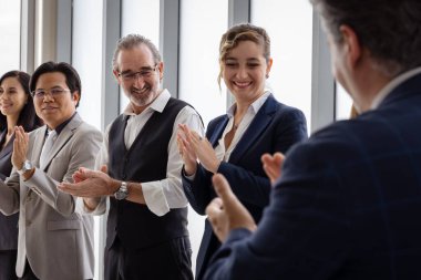 Çok ırklı iş adamlarından oluşan bir grup, işi ilerletmek için beyin fırtınası yapmak üzere bir araya geldi..