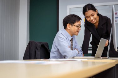 Çok ırklı iş adamlarından oluşan bir grup, işi ilerletmek için beyin fırtınası yapmak üzere bir araya geldi..