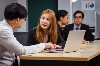 Çok ırklı iş adamlarından oluşan bir grup, işi ilerletmek için beyin fırtınası yapmak üzere bir araya geldi..