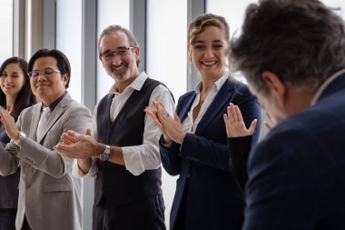 Çok ırklı iş adamlarından oluşan bir grup, işi ilerletmek için beyin fırtınası yapmak üzere bir araya geldi..