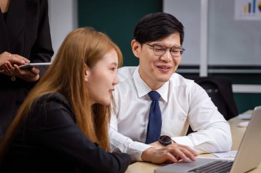 Çok ırklı iş adamlarından oluşan bir grup, işi ilerletmek için beyin fırtınası yapmak üzere bir araya geldi..
