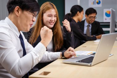 Çok ırklı iş adamlarından oluşan bir grup, işi ilerletmek için beyin fırtınası yapmak üzere bir araya geldi..