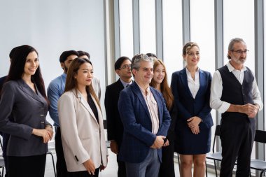 Çok ırklı iş adamlarından oluşan bir grup, işi ilerletmek için beyin fırtınası yapmak üzere bir araya geldi..