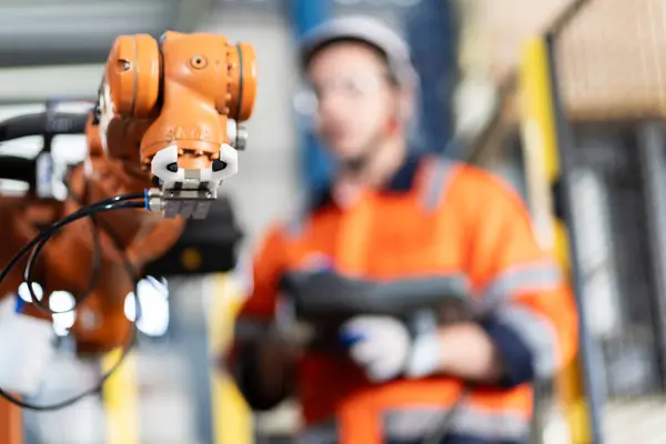 Uma Equipe Engenheiros Reunindo Para Inspecionar Robôs Soldagem Aço Controlados — Fotografia de Stock