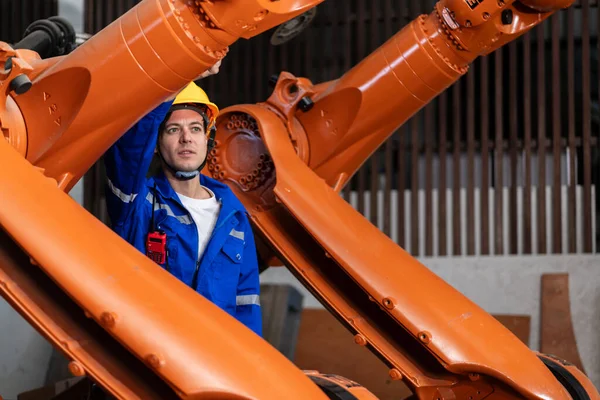 Uma Equipe Engenheiros Reunindo Para Inspecionar Robôs Soldagem Aço Controlados — Fotografia de Stock