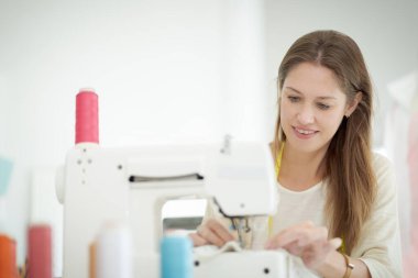 Birlikte çalışan kadınlar küçük işletmeler, KOBİ 'ler, müşteriler için terzilik tasarımları. İkisi de büyük tasarımcılar gibi davrandılar..