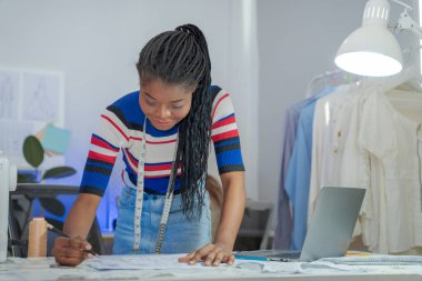 Birlikte çalışan kadınlar küçük işletmeler, KOBİ 'ler, müşteriler için terzilik tasarımları. İkisi de büyük tasarımcılar gibi davrandılar..