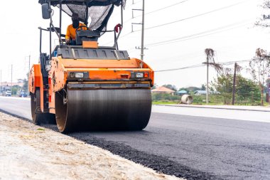 Arabalara yol yapmak için bardaktan boşalırcasına makineler asfaltı eziyor..