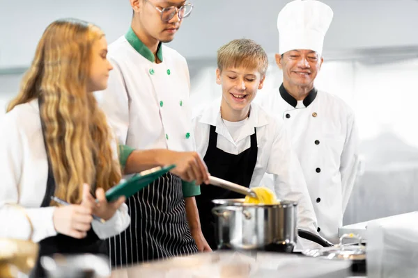 Les Étudiants Apprennent Cuisiner Dans Institut Culinaire Avec Une Cuisine — Photo