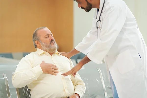 Pacjent Podeszłym Wieku Wysokim Poziomem Tkanki Tłuszczowej Otyłością Idzie Lekarza — Zdjęcie stockowe
