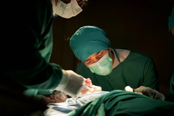 Team Doctors Operating Room Dressed Green Uniforms Saving Lives Critically — Stock Photo, Image