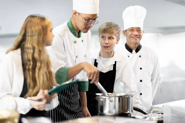Les Étudiants Apprennent Cuisiner Dans Institut Culinaire Avec Une Cuisine — Photo