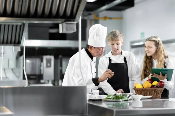 Uczniowie Uczą Się Gotować Instytucie Kulinarnym Standardową Kuchnią Pełnym Wyposażeniem — Zdjęcie stockowe