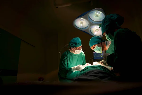 Командні Лікарі Операційної Кімнати Одягнені Зелену Уніформу Рятують Життя Критично — стокове фото