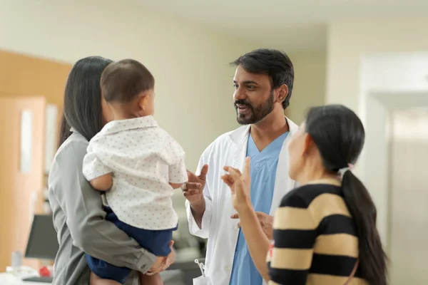 Ein Freundlicher Arzt Der Kinderpatienten Behandelt Das Kind Und Seine — Stockfoto