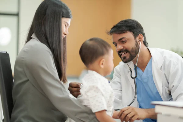Pediatrik Hastaları Tedavi Eden Nazik Bir Doktor Çocuk Ailesi Onu — Stok fotoğraf