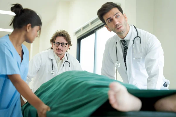 Zespół Medyczny Spieszy Się Aby Przywieźć Chorego Pacjenta Leżącego Łóżku — Zdjęcie stockowe