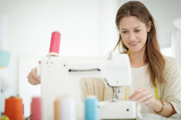 Женщины работают вместе Малый бизнес, МСП, пошив дизайна для клиентов. Они оба были выдающимися дизайнерами..