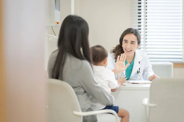 Pediatrik Hastaları Tedavi Eden Nazik Bir Doktor Çocuk Ailesi Onu — Stok fotoğraf