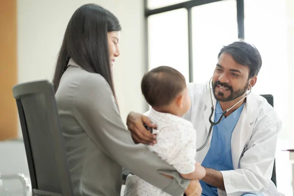 Kind Doctor Who Treats Pediatric Patients Child His Family Brought — Stock Photo, Image