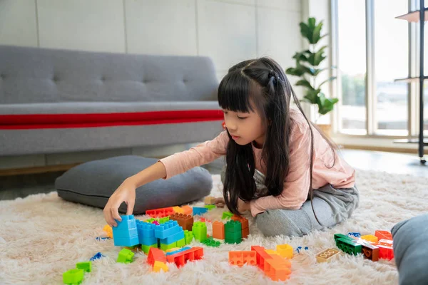 亚洲女孩的照片在家里玩方块拼图游戏玩得开心快乐 — 图库照片
