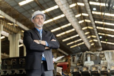 Bir işadamı, tren provaları için eski bir fabrikanın bakım işlerini kontrol ediyor..