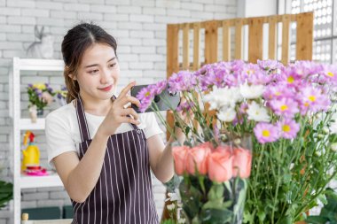 Bir grup kadın çiçekçi, düğün, sevgililer günü ya da sevdiklerine vermek gibi çeşitli törenler için gelen müşteriler için çiçek düzenliyor..