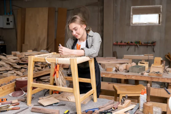 Eine Tischlerin Beim Zusammenbau Eines Stuhls Den Sie Entworfen Und — Stockfoto