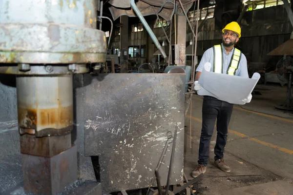 Afrikaanse Man Chief Engineer Werken Oude Fabriek Motor Repeteren — Stockfoto