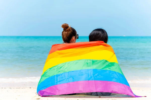 Plajda Lgbtq Bayraklı Lezbiyen Çift Denizde Birlikte Tatilde Mutlu Çift — Stok fotoğraf