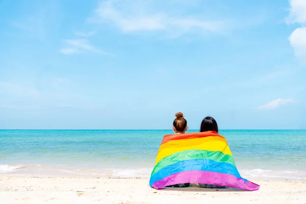 Pareja Lesbiana Con Banderas Lgbtq Playa Pareja Feliz Vacaciones Juntos — Foto de Stock