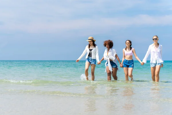 一群不同种族的女孩在海滩上跑步和玩乐的照片 在新的一天 — 图库照片