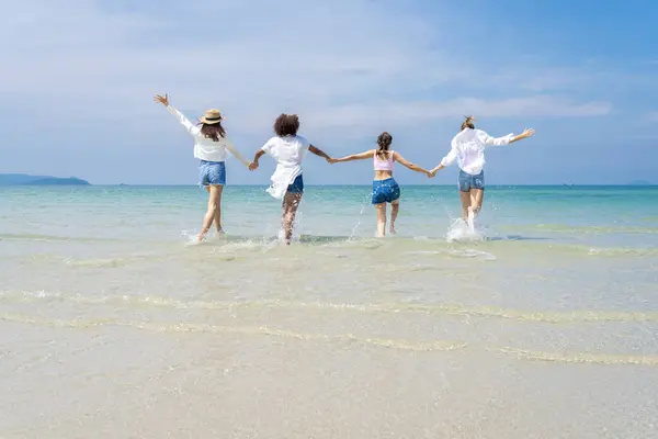 Zdjęcie Grupy Dziewcząt Różnych Narodowości Biegających Bawiących Się Plaży Nowy — Zdjęcie stockowe