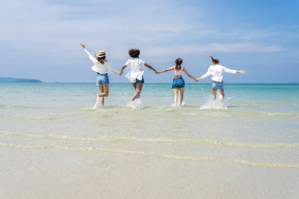 Photo Group Girls Different Ethnicities Running Having Fun Together Beach — Stock Photo, Image