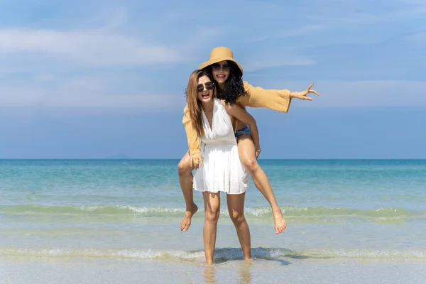 Lgbtq Lesbian Couple Beach Couple Went Sea Vacation Together Happily — Zdjęcie stockowe