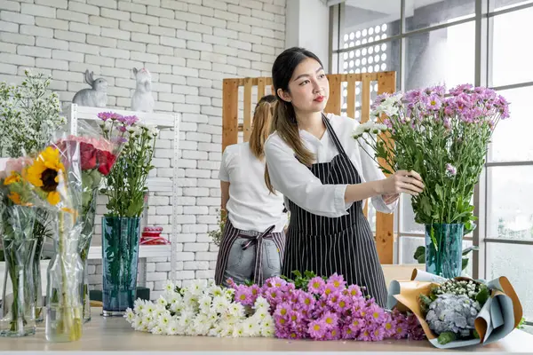 Sekelompok Perempuan Florist Asia Mengatur Bunga Untuk Pelanggan Yang Datang — Stok Foto