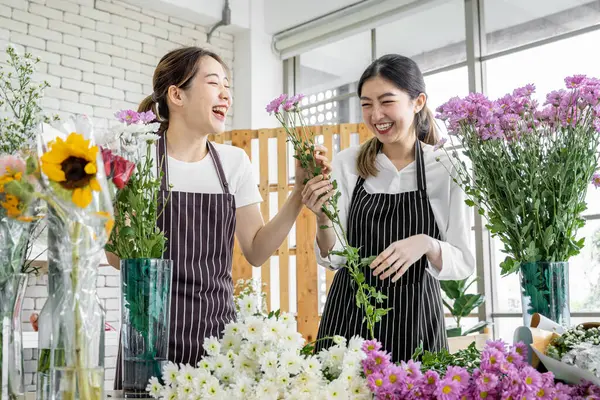 Grupo Floristas Sexo Feminino Asiáticos Estão Organizando Flores Para Clientes — Fotografia de Stock