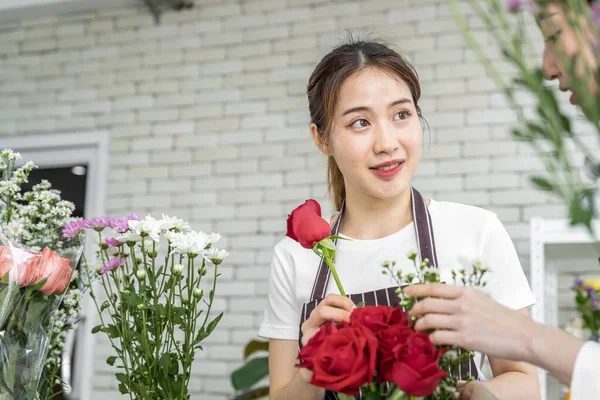 女性の花屋アジア人のグループは 結婚式 バレンタインデー 愛する人に与えるなど さまざまな儀式のためにそれらを注文に来る顧客のための花を配置しています — ストック写真
