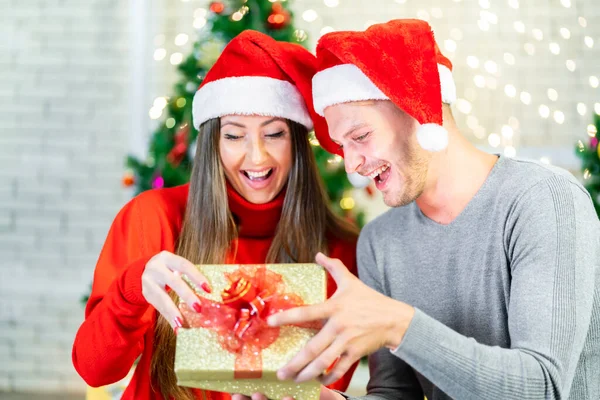 Genç Bir Çift Noel Evde Mutlu Bir Şekilde Kutluyor — Stok fotoğraf