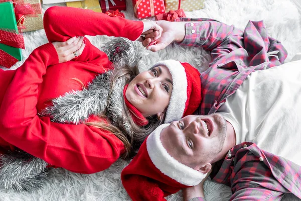 Una Joven Pareja Celebra Navidad Juntos Felizmente Casa —  Fotos de Stock