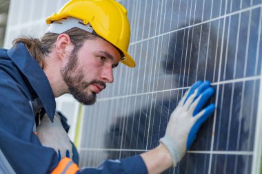 Güneş enerjisi tarlasında büyük yapı kontrolüne sahip elektrik mühendisi profesyonel hayatı boyunca maksimum verimlilikle elektrik üretmek için hasarlı parçaların kullanımını sürdürüyor.