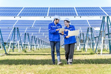 Elektrik mühendisleri güneş enerjisinden sürekli enerji üretimi sağlamak için birçok güneş panelinin çalışma koşullarını inceliyorlar..