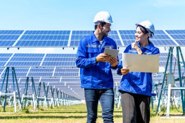 Elektrik mühendisleri güneş enerjisinden sürekli enerji üretimi sağlamak için birçok güneş panelinin çalışma koşullarını inceliyorlar..