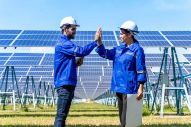 Elektrik mühendisleri güneş enerjisinden sürekli enerji üretimi sağlamak için birçok güneş panelinin çalışma koşullarını inceliyorlar..