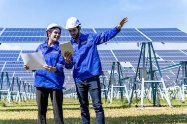 Elektrik mühendisleri güneş enerjisinden sürekli enerji üretimi sağlamak için birçok güneş panelinin çalışma koşullarını inceliyorlar..