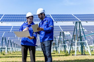Elektrik mühendisleri güneş enerjisinden sürekli enerji üretimi sağlamak için birçok güneş panelinin çalışma koşullarını inceliyorlar..