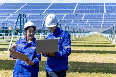 Elektrik mühendisleri güneş enerjisinden sürekli enerji üretimi sağlamak için birçok güneş panelinin çalışma koşullarını inceliyorlar..