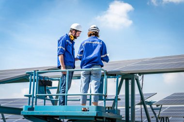 Elektrik mühendisleri güneş enerjisinden sürekli enerji üretimi sağlamak için birçok güneş panelinin çalışma koşullarını inceliyorlar..